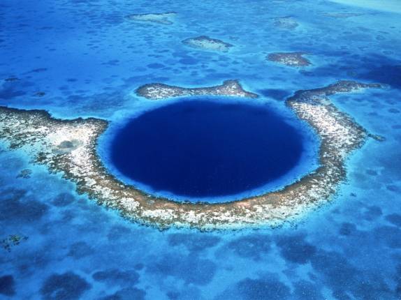 O famoso Blue Hole, em Belize, fica bem mais impressionante quando é visto de cima, como nessa foto da internet
